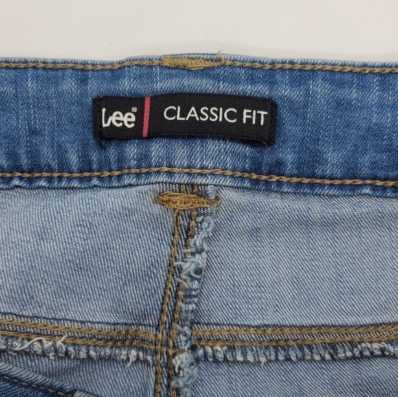 Lee Classic Fit Mid-Rise Light Wash Straight Leg Jeans - Picture 4 of 6